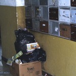 Odložené smeti pri poštových schránkach