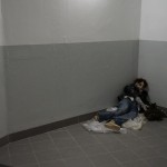 "Bezdomovec" vo vstupnej chodbe. Častá situácia z minulosti i súčasnosti.