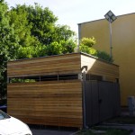 Bujná zelená strecha na kontajnerovom stojisku Martinčekova 3 a 5, júl 2015