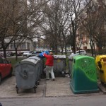 Odpadové nádoby uložené na regulérnych parkovacích miestach, november 2015