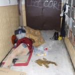 Prespávajúci bezdomovci na chodbách domu