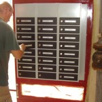 Osadenie nových poštových schránok do vstupnej brány
