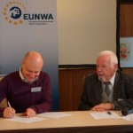 Peter Grečko a Karl Brunnbauer, prezident proNACHBAR pri podpise prihlášky do EUNWA