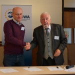 Peter Grečko a Karl Brunnbauer, prezident organizácie proNACHBAR po podpise prihlášky do EUNWA